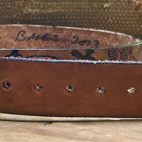 Hand tooled leather belt with pink birds - Picture 4 of 12